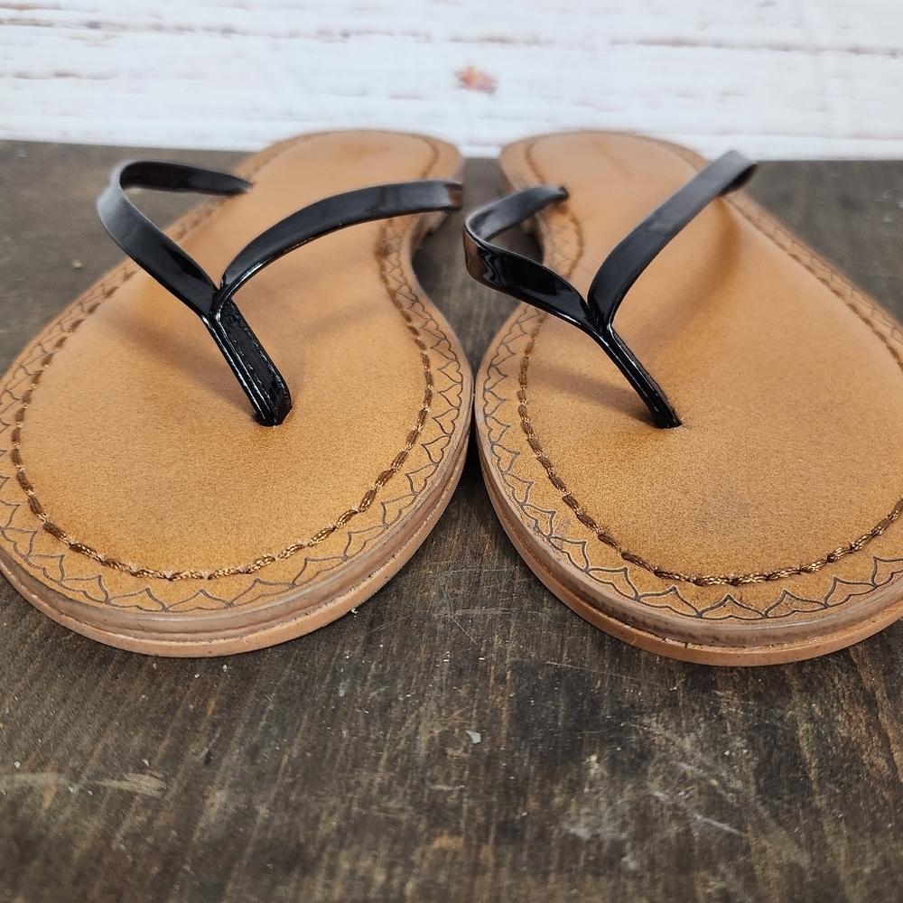 VINEYARD VINES Skinny Strap Patent Leather Flip Flops (8) - Picture 3 of 6